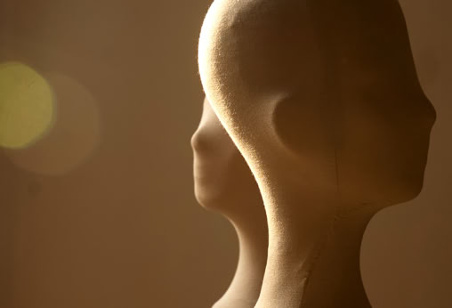 Astrid Will - Textilrestaurierung  Berlin - Textilpräsentation - Beziehen von Unterkonstruktionen mit schadstoffgetesteten Materialien für die Ausstellung von Kopfbedeckungen.