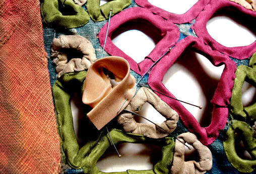 Astrid Will - Textilrestaurierung Berlin - Textilrestaurierung - Fenstervorhang, Afghanistan: Wiederherstellung von originaler Farbigkeit und Technik an begrenzter Zone des Objektes.